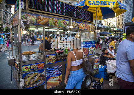 Vendeur alimentaire, des hot dogs, des bretzels. Les aliments halal dans la zone de Times Square à Manhattan, sur une chaude journée d'été. Banque D'Images