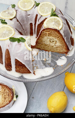 Ensemble le fromage à la crème au citron crème gâteau bundt avec garniture de fromage dans le centre et l'absence de coupes. L'extrême profondeur de champ avec focus sélectif. Banque D'Images