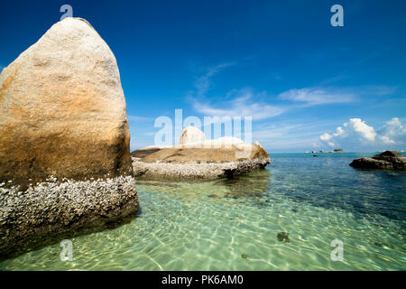 Paysage d'une plage avec pierre de granit, Bangka Belitung, Indonésie Banque D'Images