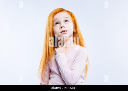 Belle fille réfléchie agréable de toucher son cou Banque D'Images