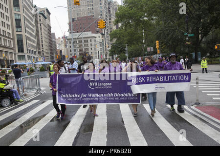 Invalidité annuel Pride Parade, "différents mais pas moins' roule sur Broadway à Union Square à New York. Banque D'Images