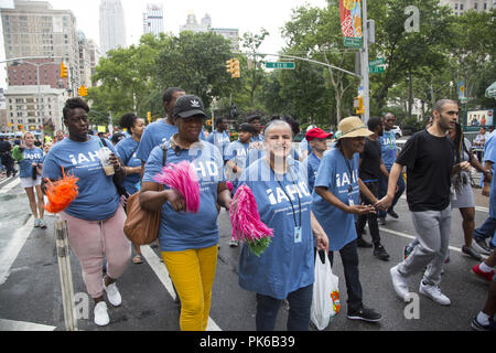 Invalidité annuel Pride Parade, "différents mais pas moins' roule sur Broadway à Union Square à New York. Banque D'Images