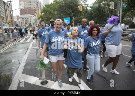 Invalidité annuel Pride Parade, "différents mais pas moins' roule sur Broadway à Union Square à New York. Banque D'Images