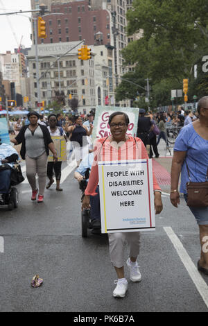 Invalidité annuel Pride Parade, "différents mais pas moins' roule sur Broadway à Union Square à New York. Banque D'Images