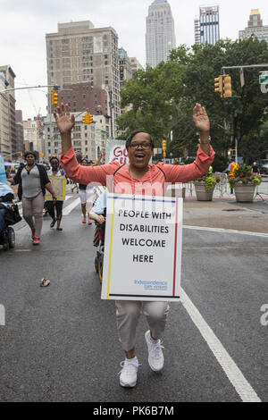 Invalidité annuel Pride Parade, "différents mais pas moins' roule sur Broadway à Union Square à New York. Banque D'Images