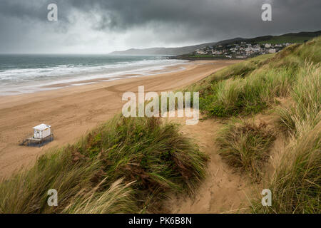 Les dunes de sable donnant sur sable sur le Woolacombe côte nord du Devon, Angleterre. Banque D'Images