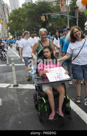 Invalidité annuel Pride Parade, "différents mais pas moins' roule sur Broadway à Union Square à New York. Banque D'Images