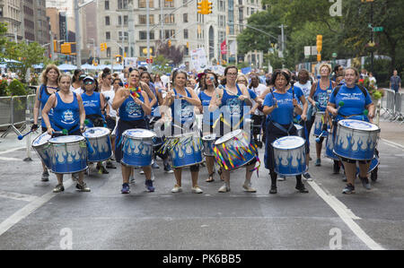 Invalidité annuel Pride Parade, "différents mais pas moins' roule sur Broadway à Union Square à New York. Banque D'Images