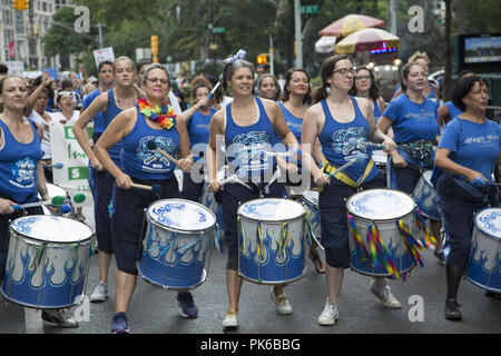 Invalidité annuel Pride Parade, "différents mais pas moins' roule sur Broadway à Union Square à New York. Banque D'Images