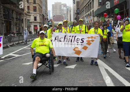 Invalidité annuel Pride Parade, "différents mais pas moins' roule sur Broadway à Union Square à New York. Banque D'Images