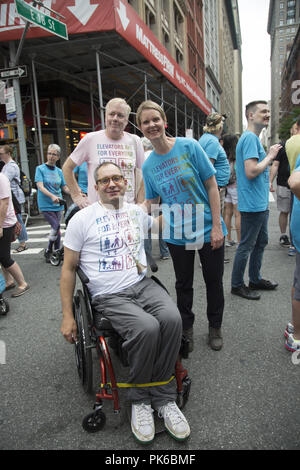 Invalidité annuel Pride Parade, "différents mais pas moins' roule sur Broadway à Union Square à New York. Banque D'Images