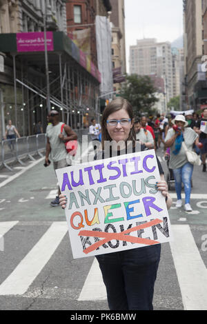 Invalidité annuel Pride Parade, "différents mais pas moins' roule sur Broadway à Union Square à New York. Banque D'Images