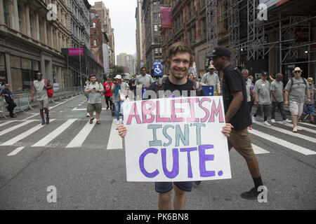 Invalidité annuel Pride Parade, "différents mais pas moins' roule sur Broadway à Union Square à New York. Banque D'Images