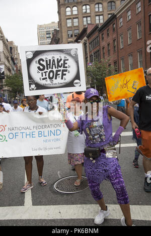 Invalidité annuel Pride Parade, "différents mais pas moins' roule sur Broadway à Union Square à New York. Banque D'Images