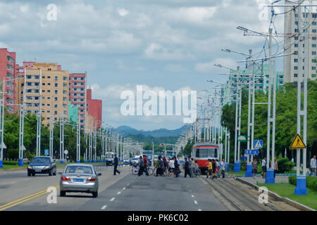 Sécurité dans le nombre de résidents de traverser la route de Pyongyang, en Corée du Nord Banque D'Images
