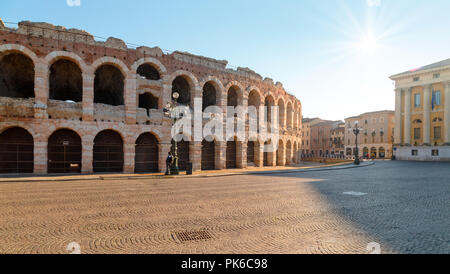 Les Arènes de Vérone (Arena di Verona) est un amphithéâtre romain dans la Piazza Bra. L'Italie. Banque D'Images