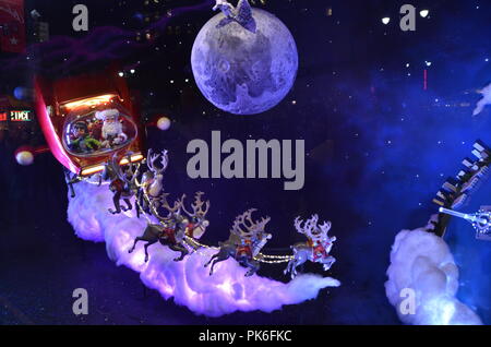 L'affichage de la fenêtre de chez Macy's à New York le 12 décembre 2014. Banque D'Images