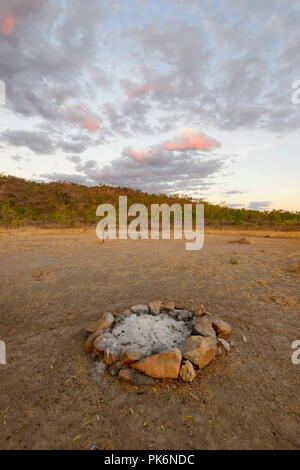 Anneau de Feu au lever du soleil dans l'Outback à Chillagoe, le nord du Queensland, Queensland, Australie Banque D'Images