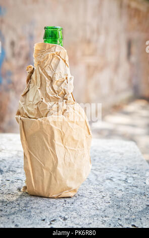 Bouteille de bière dans un sac en papier brun Banque D'Images