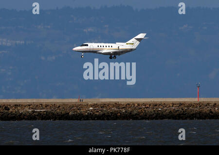 Hawker 800XP (N878MO) à l'atterrissage à l'Aéroport International de San Francisco (KSFO), San Francisco, Californie, États-Unis d'Amérique Banque D'Images