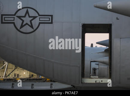 Mansfield, Ohio, USA. 10 Sep, 2018. Airman Austin M. Durbin, attribuées à partir de la 179e Airlift Wing Groupe Maintenance, mène des opérations de routine matin sur le C-130H Hercules Le 5 septembre 2018 à la 179e Airlift Wing, Mansfield, Ohio. La 179e Airlift Wing travaille dur pour s'assurer que notre personnel et d'aéronefs sont hautement qualifiés et prêts à mener à bien la mission à venir. (U.S. Photo de la Garde nationale aérienne Airman Alexis Wade) Ministère de la Défense des États-Unis par globallookpress.com Crédit : Département de la Défense/Fédération de regarder/ZUMA/Alamy Fil Live News Banque D'Images