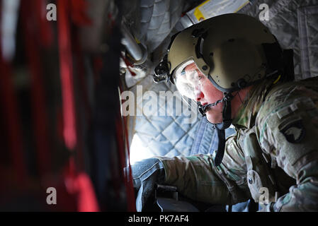 L'Afghanistan. 10 Sep, 2018. Un mitrailleur sur le CH-47 Chinook mans la mitrailleuse sur l'avion qui transportait le secrétaire américain à la Défense, James N. Mattis, Kaboul, Afghanistan, 7 septembre 2018. Mattis a rencontré les membres de la coalition et de l'Afghanistan au cours de la visite impromptue au pays. (DoD photo par Lisa Ferdinando) Ministère de la Défense des États-Unis par globallookpress.com Crédit : Département de la Défense/Fédération de regarder/ZUMA/Alamy Fil Live News Banque D'Images