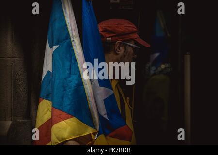 Barcelone, Espagne. 11 Septembre, 2018 : un militant pro-indépendantiste esquerra 'porte' les drapeaux sur la 'Diada' (Fête nationale catalane) à Barcelone Crédit : Matthias Rickenbach/Alamy Live News Banque D'Images