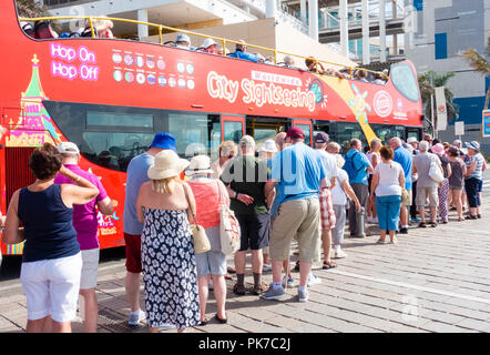 Las Palmas, Gran Canaria, Îles Canaries, Espagne.Personnes âgées touristes britanniques d'un navire de croisière de la ville d'embarquement bus touristiques. Banque D'Images