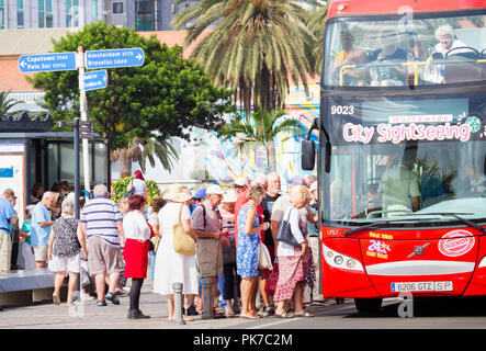 Las Palmas, Gran Canaria, Îles Canaries, Espagne.Personnes âgées touristes britanniques d'un navire de croisière de la ville d'embarquement bus touristiques. Banque D'Images