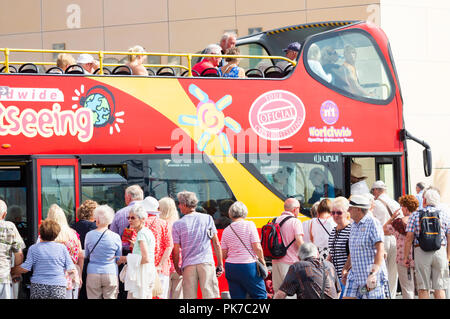 Las Palmas, Gran Canaria, Îles Canaries, Espagne.Personnes âgées touristes britanniques d'un navire de croisière de la ville d'embarquement bus touristiques. Banque D'Images