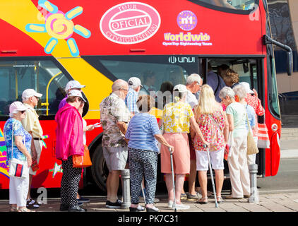Las Palmas, Gran Canaria, Îles Canaries, Espagne.Personnes âgées touristes britanniques d'un navire de croisière de la ville d'embarquement bus touristiques. Banque D'Images