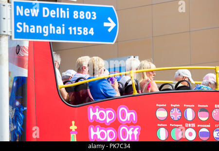 Las Palmas, Gran Canaria, Îles Canaries, Espagne.Personnes âgées touristes britanniques d'un navire de croisière de la ville d'embarquement bus touristiques. Banque D'Images