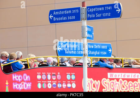 Las Palmas, Gran Canaria, Îles Canaries, Espagne.Personnes âgées touristes britanniques d'un navire de croisière de la ville d'embarquement bus touristiques. Banque D'Images