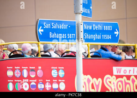 Las Palmas, Gran Canaria, Îles Canaries, Espagne.Personnes âgées touristes britanniques d'un navire de croisière de la ville d'embarquement bus touristiques. Banque D'Images