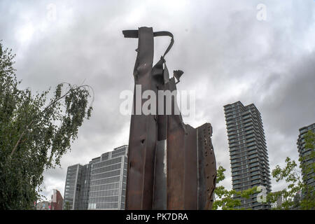 911 Structure de poutres en acier dans le parc olympique, Londres, Royaume-Uni. 11 septembre 2018. 911 La structure de poutres en acier, un mémorial dans le parc olympique. Souvenirs d'une attaque du 11 septembre 2001 de 3 000 décès. Le monde n'est jamais le même 17 ans plus tard, d'al-Qaïda à Taliban, est, à ISIS Daesh ? Régimes ou changer ? Sept pays musulmans en grande partie logique (Afghanistan, Irak, Libye, Pakistan, Somalie, Syrie, Yémen) et aucun d'eux n'a aucun lien avec les attaques du 11 septembre ? Et détruit 20 millions d'Arabes/Musulmans tués et plus de 65 millions de réfugiés ?. Qui est notre véritable ennemi de l'humanité, un ennemi de l'humanité ? Ne devrions pas Banque D'Images