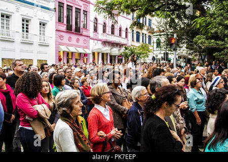 26 mai 2016 - Florianopolis, Santa Catarina, Brésil - Les gens vu prendre part à la procession..la Procession du Corpus Christi dans la ville de Florianopolis, au sud du Brésil. Corpus Christi fait référence au Corps du Christ, et il s'agit d'une célébration liturgique catholique. (Crédit Image : © Ricardo Ribas/SOPA des images à l'aide de Zuma sur le fil) Banque D'Images