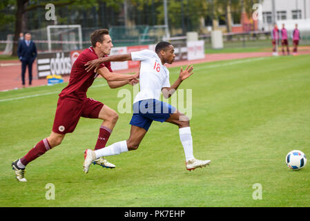 Riga, Lettonie. 11 septembre 2018. 11.09.2018. Riga, Lettonie. Raivis Andris Jurkovskis et Kyle Walker-Peters U21 Qualification EURO jeu de football - Angleterre Lettonie Gints Crédit : Ivuskans/Alamy Live News Banque D'Images