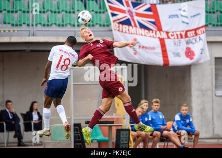 Riga, Lettonie. 11 septembre 2018. 11.09.2018. Riga, Lettonie. Kyle Walker-Peters Kristers Tobers et, au cours de l'EURO U21 match de football de qualification Lettonie - France Crédit : Gints Ivuskans/Alamy Live News Banque D'Images