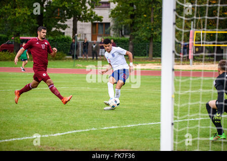 Riga, Lettonie. 11 septembre 2018. 11.09.2018. Riga, Lettonie. Nikita Kolesovs (L) et Dominic Solanke (C), au cours de l'EURO U21 match de football de qualification Lettonie - France Crédit : Gints Ivuskans/Alamy Live News Banque D'Images