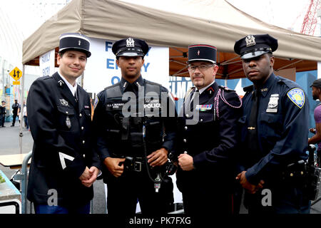 New York, NY, USA. 11e. Sep, 2018. Les agents de police et les premiers intervenants français se rassemblent sur les bords de la cérémonie de commémoration au cours commémoratif du 11 septembre au 11 septembre 2001 Memorial le 17. anniversaire de l'attentat terroriste du World Trade Center le 11 septembre 2001. © 2018 Ronald G. Lopez/DigiPixsAgain.us/Alamy vivre Banque D'Images