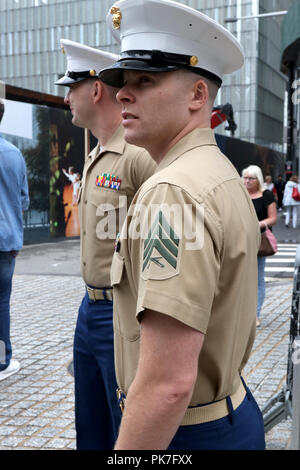 New York, NY, USA. 11e. Sep, 2018. Les New-yorkais et les visiteurs se réunissent sur les bords de la 9/11 memorial au cours de la cérémonie de commémoration le 17. anniversaire de l'attentat terroriste du World Trade Center le 11 septembre 2001. © 2018 Ronald G. Lopez/DigiPixsAgain.us/Alamy vivre Banque D'Images