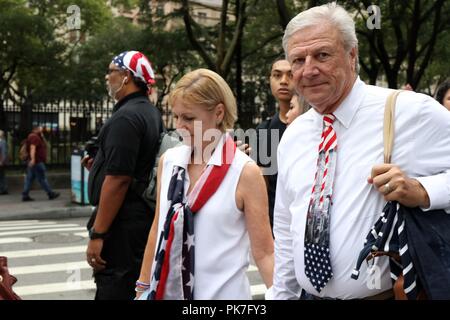 New York, NY, USA. 11e. Sep, 2018. Les New-yorkais et les visiteurs se réunissent sur les bords de la 9/11 memorial au cours de la cérémonie de commémoration le 17. anniversaire de l'attentat terroriste du World Trade Center le 11 septembre 2001. © 2018 Ronald G. Lopez/DigiPixsAgain.us/Alamy vivre Banque D'Images