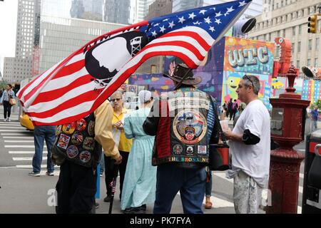 New York, NY, USA. 11e. Sep, 2018. Les New-yorkais et les visiteurs se réunissent sur les bords de la 9/11 memorial au cours de la cérémonie de commémoration le 17. anniversaire de l'attentat terroriste du World Trade Center le 11 septembre 2001. © 2018 Ronald G. Lopez/DigiPixsAgain.us/Alamy vivre Banque D'Images