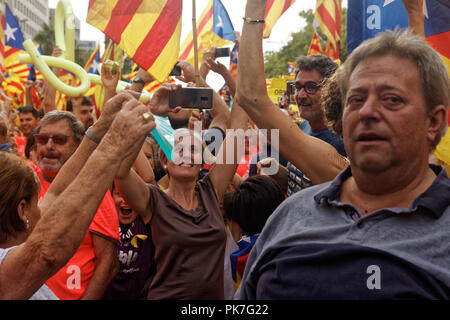 Barcelone, Catalogne, Espagne. 11 septembre 2018. Au cours de la fête nationale de la Catalogne, Diada, environ 500000 sécessionnistes pour l'indépendance démontrée à la Catalogne à Barcelone Diagonal Sreet, brandissant des drapeaux ou des bannières Banque D'Images