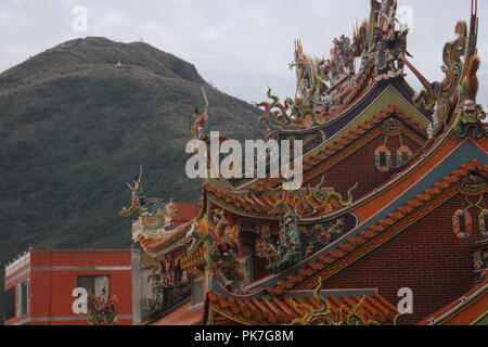 19 novembre 2016 - Jiufen ( ? ?, New Taipei, Taiwan - Le toit d'un temple vu avec une montagne en arrière-plan.Jiufen ( ? ?) est un village de montagne dans le quartier de Taipei. Un ancien centre minier pendant l'occupation japonaise, il est aujourd'hui une destination prisée pour ses vues panoramiques, des styles architecturaux traditionnels et de nombreuses maisons de thé. Credit : Thibaud Mougin/SOPA Images/ZUMA/Alamy Fil Live News Banque D'Images