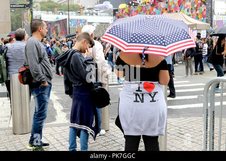 New York City, New York, USA. Sep 11, 2018. Les New-yorkais et les visiteurs se réunissent sur les bords de la cérémonie de commémoration au cours commémoratif du 11 septembre au 11 septembre 2001 Memorial le 17. anniversaire de l'attentat terroriste du World Trade Center le 11 septembre 2001 Crédit : G. Ronald Lopez/ZUMA/Alamy Fil Live News Banque D'Images