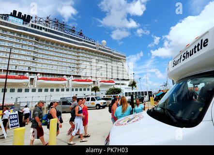 Cap Canaveral, Floride, USA. 11 septembre 2018 - Cape Canaveral, Florida, United States - passagers des navettes du conseil après leur bateau de croisière, le Norvégien s'échapper, a été détourné à Port Canaveral, Floride le 11 septembre 2018 à cause de l'ouragan Florence. Les passagers ont pu profiter d'une journée de tourisme en Floride avant que le navire, qui est originaire de New York et a été lié pour les Bermudes, les Bahamas sont redirigées vers ce soir. Crédit : Paul Hennessy/Alamy Live News Banque D'Images