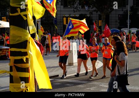 Barcelone, Catalogne, Espagne. Sep 11, 2018. Environ un million de personnes se sont réunis à Barcelone pour renouveler leurs appels à l'indépendance catalane et pour exiger la libération des dirigeants politiques emprisonnés près d'un an après le référendum unilatéral qui a déclenché la pire crise politique de l'Espagne depuis son retour à la démocratie. Les célébrations annuelles Diada commémore la chute de la ville à la fin de la guerre de succession espagnole en 1714, mais ces dernières années, ils ont été utilisés par des groupes pro-indépendance comme une démonstration de force. Credit : Ruaridh Stewart/ZUMA/Alamy Fil Live News Banque D'Images