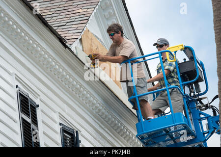 Île de Palams, Caroline du Sud, USA. 11 Septembre, 2018. Fixer les obturateurs d'ouragan à une maison historique le long de la Battery de Charleston en préparation pour approcher l'ouragan Florence le 11 septembre 2018 à Charleston, Caroline du Sud. Florence, une tempête de catégorie 4, est prévue sur la côte entre Caroline du Sud et du Nord et pourrait être la plus forte tempête de neige ayant la côte Est des États-Unis. Credit : Planetpix/Alamy Live News Banque D'Images