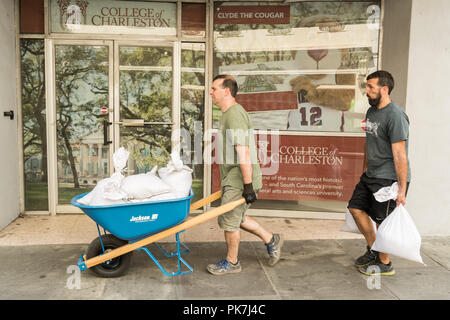 Île de Palams, Caroline du Sud, USA. 11 Septembre, 2018. Des travailleurs portent des sacs de sable pour prévenir les inondations dans le quartier commerçant historique King Street en préparation pour approcher l'ouragan Florence le 11 septembre 2018 à Charleston, Caroline du Sud. Florence, une tempête de catégorie 4, est prévue sur la côte entre Caroline du Sud et du Nord et pourrait être la plus forte tempête de neige ayant la côte Est des États-Unis. Credit : Planetpix/Alamy Live News Banque D'Images